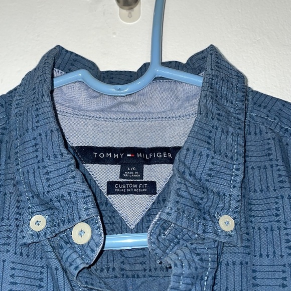 Size L Men’s Tommy Hilfiger Button Down Blue Shirt - Picture 3 of 4